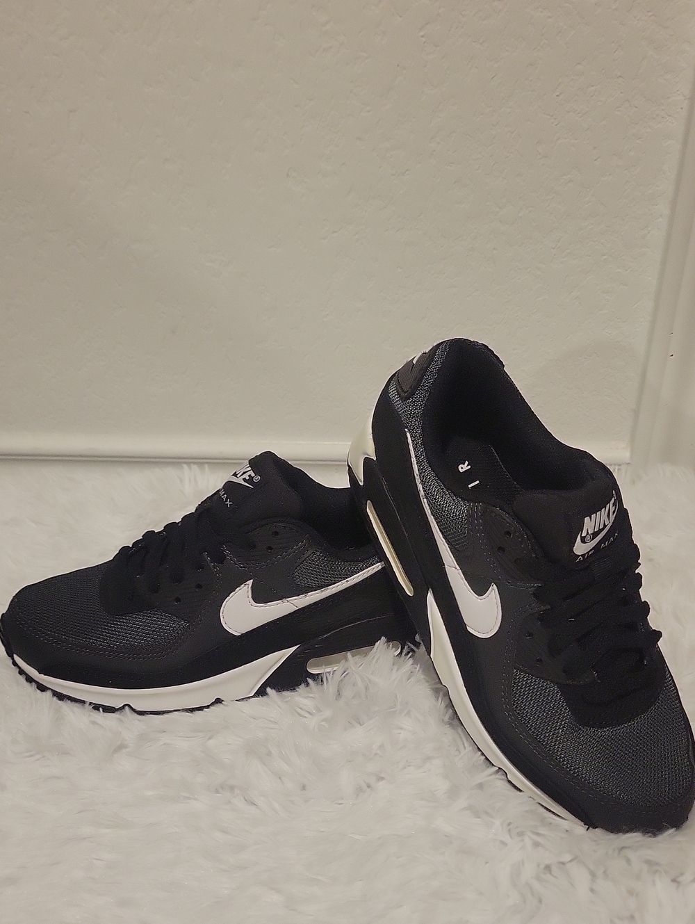 Nike Men’s Black & White Air Max Casual Sneakers